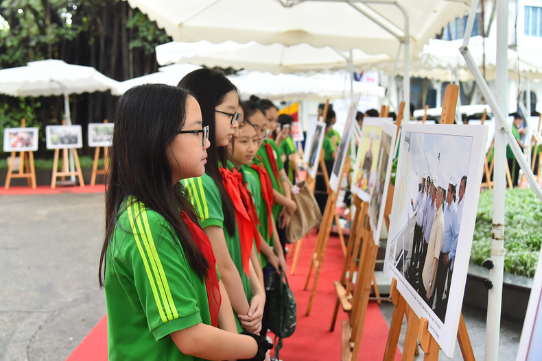 Alumnos de la escuela secundaria Nguyen Tri Phuong en la exposición. Alumnos de la escuela secundaria Nguyen Tri Phuong en la exposición.