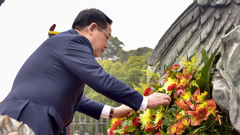 El presidente de la AN de Vietnam, Vuong Dinh Hue, frente a una delegación de alto nivel depositó una ofrenda floral en el Monumento dedicado al General D. José De San Martín. (Foto: Le Tuyet)