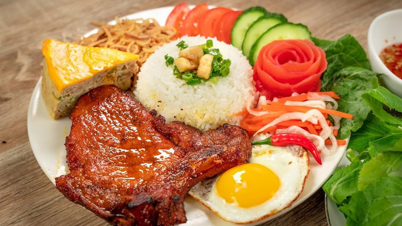 Un plato delicioso de “com tam” (Foto: VNA) Un plato delicioso de “com tam” (Foto: VNA)