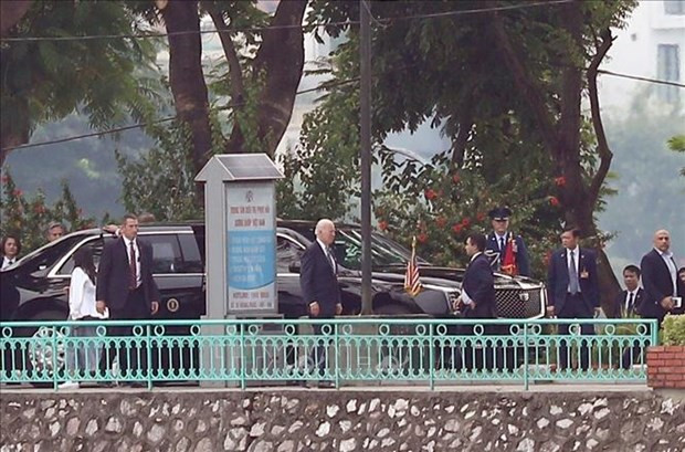 El presidente de Estados Unidos, Joseph Biden, deposita flores en honor del difunto senador John McCain en el lago Truc Bach, en Hanói. (Foto: VNA)
