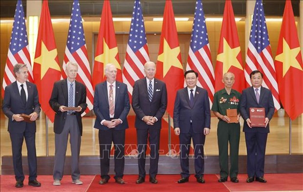 El presidente Biden y el titular parlamentario Vuong Dinh Hue presencian la entrega de recuerdos de guerra. (Foto: VNA) El presidente Biden y el titular parlamentario Vuong Dinh Hue presencian la entrega de recuerdos de guerra. (Foto: VNA)