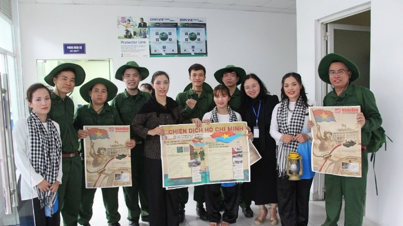 Jóvenes trabajadores de la empresa de responsabilidad limitada Cedo Vietnam reciben con alegría la publicación informativa especial de Nhan Dan tras finalizar una actuación artística. Jóvenes trabajadores de la empresa de responsabilidad limitada Cedo Vietnam reciben con alegría la publicación informativa especial de Nhan Dan tras finalizar una actuación artística.