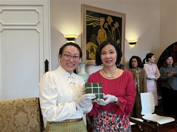 Banh chung (pastel cuadrado con arroz glutinoso) hecho por miembro de ASC de la Embajada de Laos. (Foto: VNA)