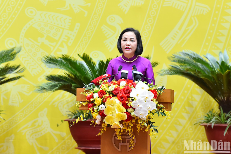 La vicepresidenta de la ANV, Nguyen Thi Thanh, pronuncia un discurso para dirigir la sesión inaugural.