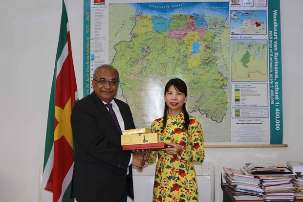 La embajadora de Vietnam en Brasil concurrente en Bolivia, Perú, Guyana y Surinam, Pham Thi Kim Hoa, el ministro de Agricultura de Surinam, Permanand Sewdien. (Foto: baoquocte.vn)