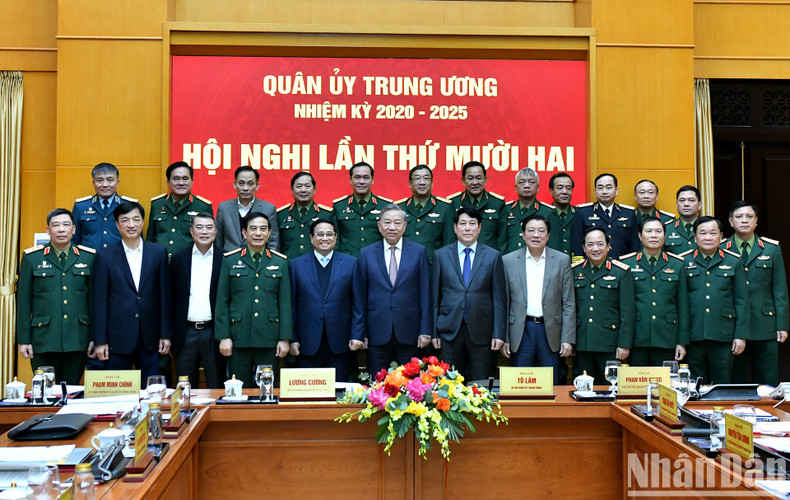 El secretario general del PCV, To Lam, el presidente Luong Cuong, el primer ministro Pham Minh Chinh, junto con otros dirigentes del PCV y del Estado y delegados a la conferencia. El secretario general del PCV, To Lam, el presidente Luong Cuong, el primer ministro Pham Minh Chinh, junto con otros dirigentes del PCV y del Estado y delegados a la conferencia.