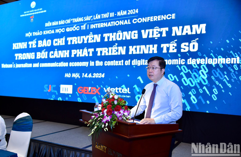 El viceministro de Información y Comunicaciones, Nguyen Thanh Lam, pronuncia un discurso de clausura del seminario.