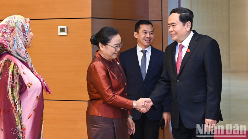 El presidente de la ANV, Tran Thanh Man y la embajadora de Laos, Khamphao Ernthavanh. El presidente de la ANV, Tran Thanh Man y la embajadora de Laos, Khamphao Ernthavanh.