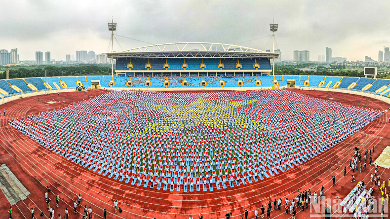 Nutrida participación en actuación de Yoga en Hanói ảnh 8 Nutrida participación en actuación de Yoga en Hanói ảnh 8