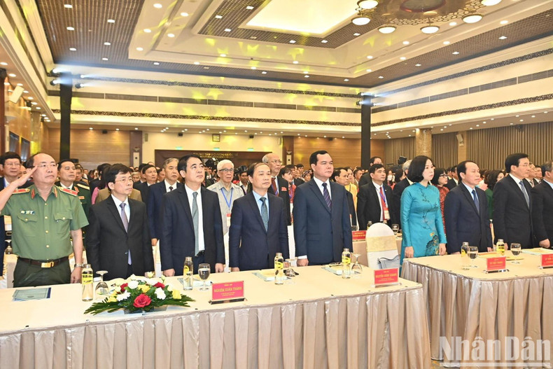 En el saludo a la bandera nacional. En el saludo a la bandera nacional.