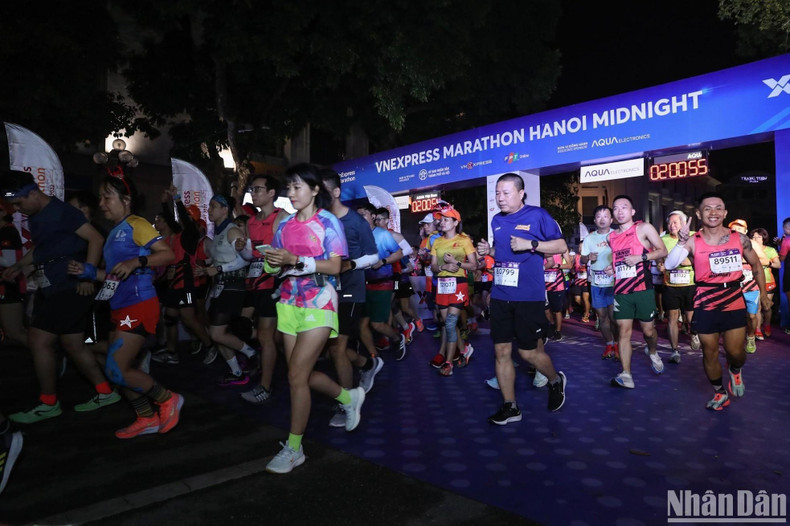 A las cero horas del 27 de noviembre, miles de atletas participantes en el maratón de 42 kilómetros cruzan la línea de salida y comienzan el viaje para conquistar la carrera VM Hanoi Midnight 2022. A las cero horas del 27 de noviembre, miles de atletas participantes en el maratón de 42 kilómetros cruzan la línea de salida y comienzan el viaje para conquistar la carrera VM Hanoi Midnight 2022.