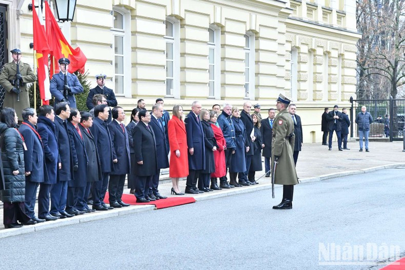 El capitán de la Guardia de Honor del Ejército polaco invita al primer ministro Pham Minh Chinh a pasar revista a la Guardia de Honor. El capitán de la Guardia de Honor del Ejército polaco invita al primer ministro Pham Minh Chinh a pasar revista a la Guardia de Honor.