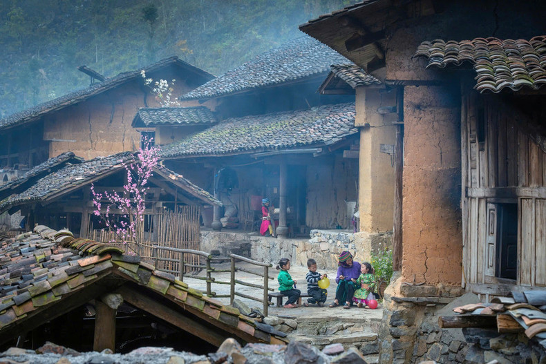 Las casas “trinh tuong” con arquitectura antigua se consideran una característica cultural del pueblo Mong en Ha Giang. (Foto: VNA) Las casas “trinh tuong” con arquitectura antigua se consideran una característica cultural del pueblo Mong en Ha Giang. (Foto: VNA)