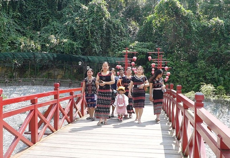 Turistas en la zona ecoturística de Dong Giang. Turistas en la zona ecoturística de Dong Giang.