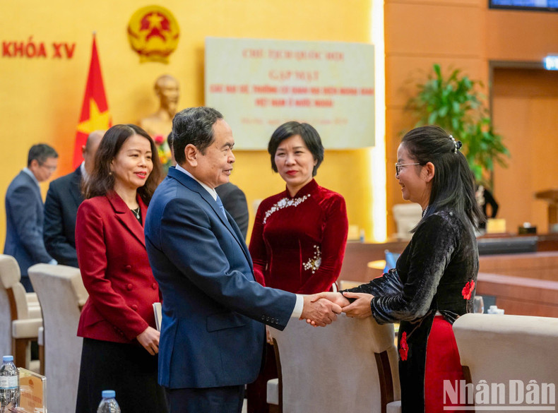 El presidente de la ANV, Tran Thanh Man, con los recién nombrados embajadores y jefes de las representaciones diplomáticas vietnamitas en el exterior. El presidente de la ANV, Tran Thanh Man, con los recién nombrados embajadores y jefes de las representaciones diplomáticas vietnamitas en el exterior.