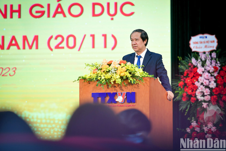 Según el ministro de Educación y Formación Nguyen Kim Son, esta es también una oportunidad para que quienes trabajan en el sector educativo expresen su determinación de esforzarse por ser dignos del cariño de toda la sociedad.