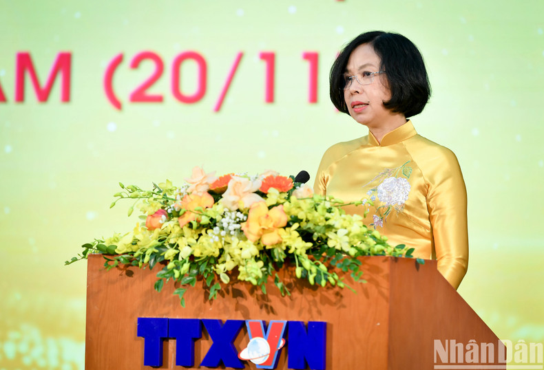 Vu Viet Trang, directora general de VNA, subraya que el respeto a los profesores ha sido una buena tradición del pueblo vietnamita durante generaciones.