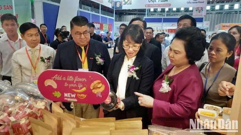 Visitantes a la exposición.