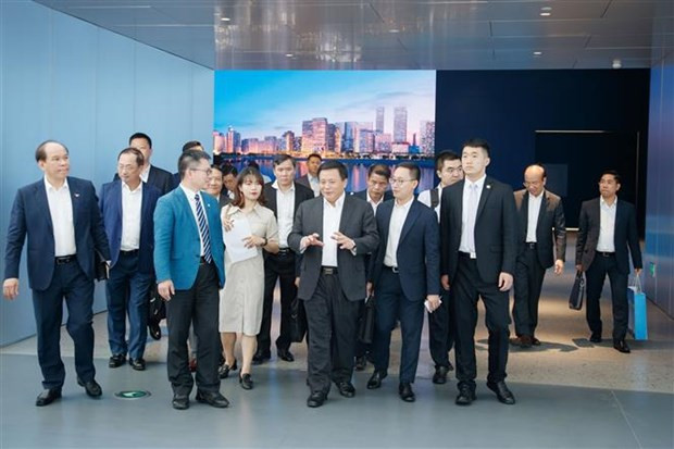 La delegación vietnamita, encabezada por Nguyen Xuan Thang, miembro del Buró Político, director de la Academia Política Nacional Ho Chi Minh y presidente del Consejo Teórico Central, visita Shenzhen. (Foto: VNA) La delegación vietnamita, encabezada por Nguyen Xuan Thang, miembro del Buró Político, director de la Academia Política Nacional Ho Chi Minh y presidente del Consejo Teórico Central, visita Shenzhen. (Foto: VNA)