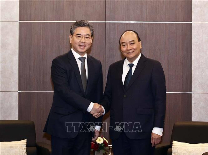 El presidente Nguyen Xuan Phuc (derecha) recibe al CEO de Hyundai Motor Chang Jae-hoon. (Fotografía: VNA) El presidente Nguyen Xuan Phuc (derecha) recibe al CEO de Hyundai Motor Chang Jae-hoon. (Fotografía: VNA)
