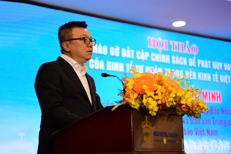 El presidente-editor del periódico Nhan Dan, Le Quoc Minh, habla en la actividad. El presidente-editor del periódico Nhan Dan, Le Quoc Minh, habla en la actividad.