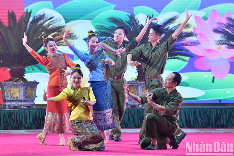 Actuación artística en el evento.