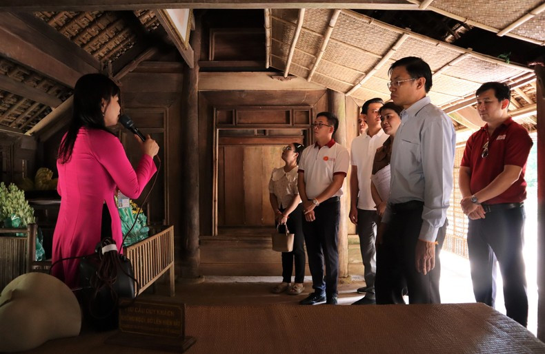 El grupo del trabajo del periódico Pasaxon visita la casa Nguyen Sinh Sac, padre del Presidente Ho Chi Minh, en la aldea Sen. El grupo del trabajo del periódico Pasaxon visita la casa Nguyen Sinh Sac, padre del Presidente Ho Chi Minh, en la aldea Sen.