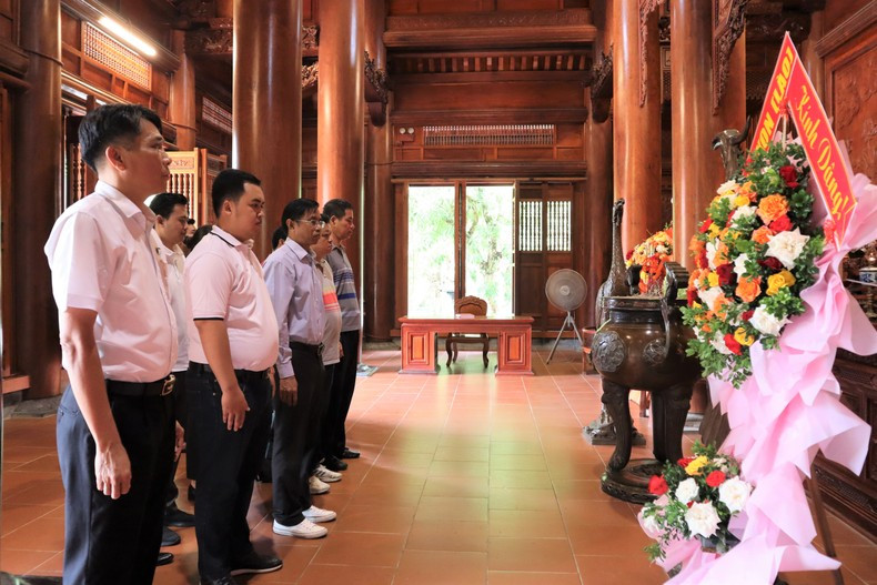 Representantes del periódico Pasaxon ofrecieron flores e incienso en homenaje al Presidente Ho Chi Minh. Representantes del periódico Pasaxon ofrecieron flores e incienso en homenaje al Presidente Ho Chi Minh.