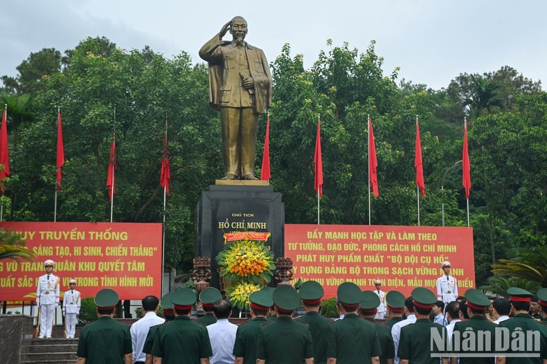 El presidente de la AN, Tran Thanh Man, y la delegación que lo acompaña ofrecieron flores e inciensos en el Monumento dedicado al Presidente Ho Chi Minh en el Alto Mando de la Zona Militar 3.