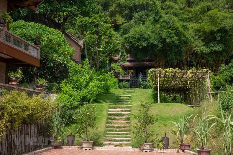 Al llegar aquí, los visitantes quedan "abrumados" por la hermosa y minuciosa arquitectura y el color verde de cientos de árboles. (Fotografía: Vietnam+)