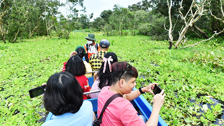 Turistas exploran el lugar en bote.