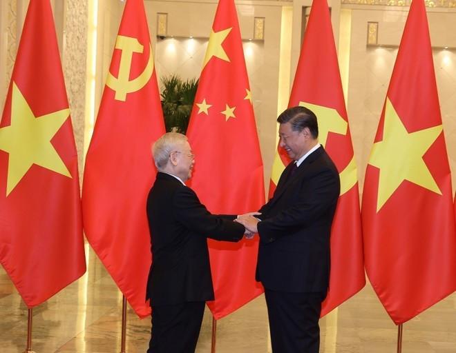 El secretario general del Partido Comunista y presidente de China, Xi Jinping, recibe al secretario general del Partido Comunista de Vietnam, Nguyen Phu Trong, durante su visita de Estado al país vecino (Pekín, el 31 de octubre de 2022). (Foto: Tri Dung-VNA) El secretario general del Partido Comunista y presidente de China, Xi Jinping, recibe al secretario general del Partido Comunista de Vietnam, Nguyen Phu Trong, durante su visita de Estado al país vecino (Pekín, el 31 de octubre de 2022). (Foto: Tri Dung-VNA)
