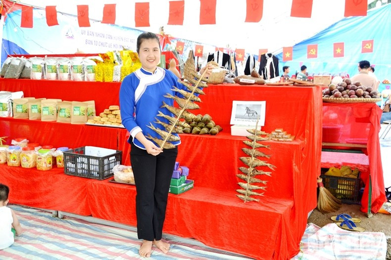 Los visitantes tienen oportunidad de conocer las características culturales y culinarias de las minorías étnicas asentadas en las tierras altas de Bat Xat. Los visitantes tienen oportunidad de conocer las características culturales y culinarias de las minorías étnicas asentadas en las tierras altas de Bat Xat.