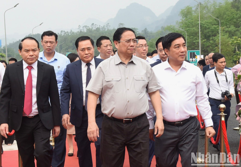 El jefe de Gobierno y los delegados en la ceremonia.