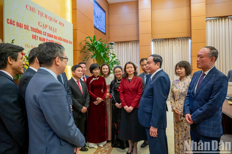 El máximo legislador habla con los recién nombrados embajadores y jefes de las representaciones vietnamitas en el exterior. El máximo legislador habla con los recién nombrados embajadores y jefes de las representaciones vietnamitas en el exterior.