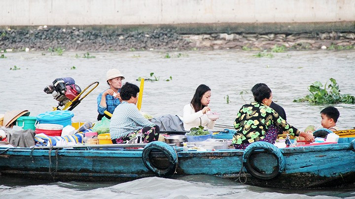 Desayuno en el río. Desayuno en el río.