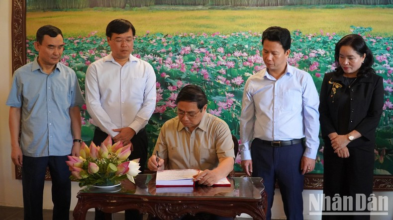 El premier escribe en el libro de recortes en el sitio. El premier escribe en el libro de recortes en el sitio.