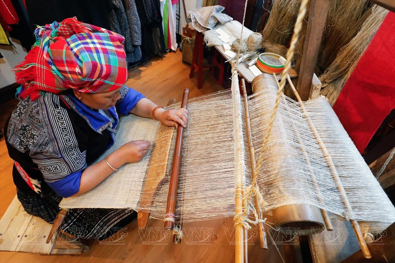 La mayoría de la gente aquí usa ropa tradicional bordada con lino y con patrones decorativos por el método de pintura con cera de abeja, teñido de índigo combinado con bordado e injerto de tela. (Foto: Revista Ilustrada de Vietnam) La mayoría de la gente aquí usa ropa tradicional bordada con lino y con patrones decorativos por el método de pintura con cera de abeja, teñido de índigo combinado con bordado e injerto de tela. (Foto: Revista Ilustrada de Vietnam)