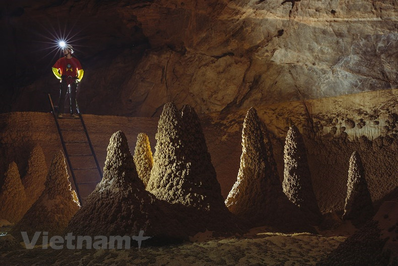 Gotas de agua caen, creando columnas de estalactitas en la cueva. (Foto: Vietnam+) Gotas de agua caen, creando columnas de estalactitas en la cueva. (Foto: Vietnam+)