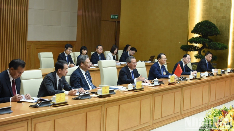 El primer ministro chino, Li Qiang, y los miembros de la delegación china en el encuentro.