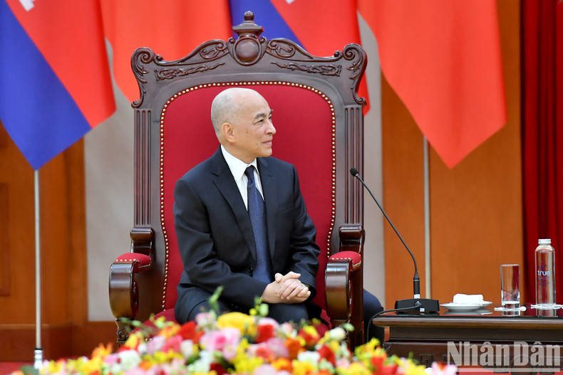 El rey camboyano, Norodom Sihamoni, habla en la cita. El rey camboyano, Norodom Sihamoni, habla en la cita.