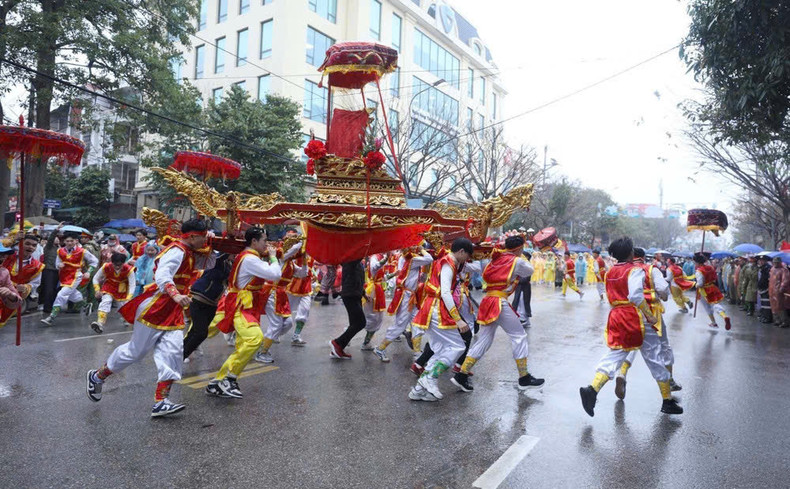 La procesión pasó por las calles de la ciudad de Lang Son desde el templo Ky Cung hasta el templo Ta Phu. (Foto: VNA) La procesión pasó por las calles de la ciudad de Lang Son desde el templo Ky Cung hasta el templo Ta Phu. (Foto: VNA)
