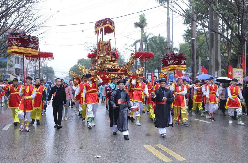 El festival incluye rituales de sacrificio, procesiones, actuaciones populares y juegos únicos. Foto: (VNA) El festival incluye rituales de sacrificio, procesiones, actuaciones populares y juegos únicos. Foto: (VNA)