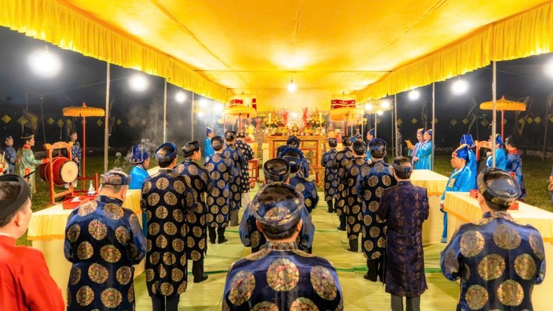 La orquesta ceremonial, que utiliza instrumentos típicos de la corte de Hue, le confiere solemnidad al evento. La orquesta ceremonial, que utiliza instrumentos típicos de la corte de Hue, le confiere solemnidad al evento.