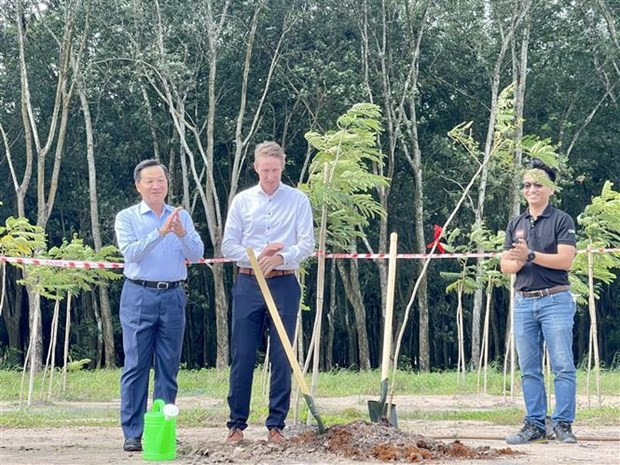 El viceprimer ministro vietnamita Le Minh Khai (izquierda) se une con un líder del Grupo LEGO en la plantación de árboles en su fábrica en la provincia sureña de Binh Duong. (Foto: VNA) El viceprimer ministro vietnamita Le Minh Khai (izquierda) se une con un líder del Grupo LEGO en la plantación de árboles en su fábrica en la provincia sureña de Binh Duong. (Foto: VNA)