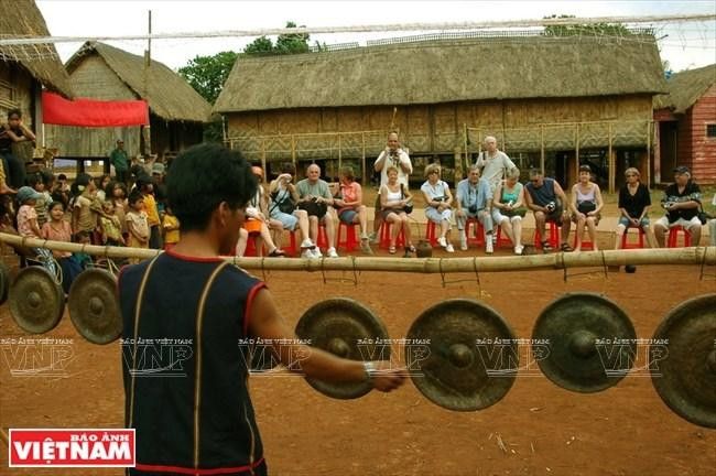 Viajeros disfrutan de actuaciones de gongs en una aldea cultural en la provincia de Gia Lai. (Fotografía: VNA) Viajeros disfrutan de actuaciones de gongs en una aldea cultural en la provincia de Gia Lai. (Fotografía: VNA)