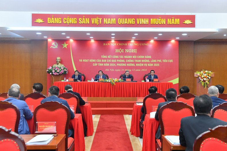 El secretario general del PCV, To Lam, y los dirigentes de la Comisión de Asuntos Internos del PCV presiden la conferencia.