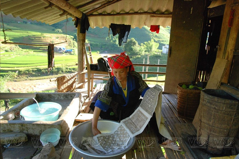 La suela tiene un color azul índigo profundo y duradero, la tela se tiñe muchas veces. Remoje la tela en agua índigo y luego déjela secar al sol, después continúe remojando y secando, remojando y secando... (Foto: Revista Ilustrada de Vietnam) La suela tiene un color azul índigo profundo y duradero, la tela se tiñe muchas veces. Remoje la tela en agua índigo y luego déjela secar al sol, después continúe remojando y secando, remojando y secando... (Foto: Revista Ilustrada de Vietnam)