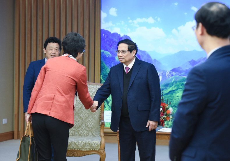 El premier vietnamita saluda a los miembros que acompaña al director general de la FAO. El premier vietnamita saluda a los miembros que acompaña al director general de la FAO.