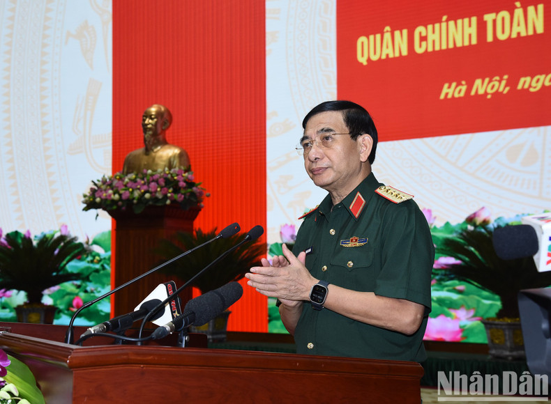 El general Phan Van Giang, secretario adjunto del Comité de la Comisión Militar Central y ministro de Defensa. El general Phan Van Giang, secretario adjunto del Comité de la Comisión Militar Central y ministro de Defensa.